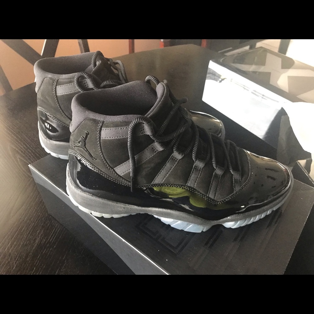 Jordan 11 - Cap and Gown